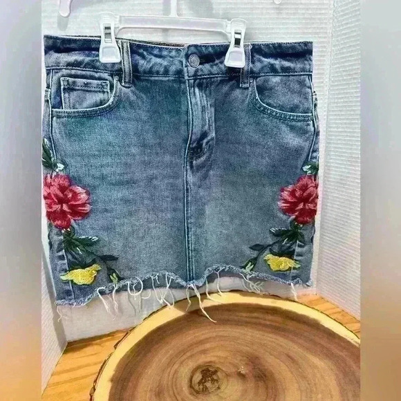 PacSun Dresses & Skirts - PacSun Women's Size 25 Blue Denim Floral Embroidered Jean Mini Skirt